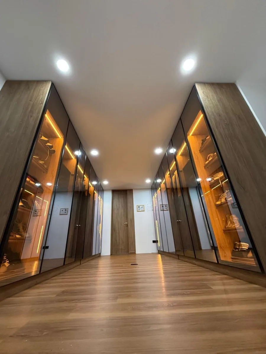 Vestier con puertas de vidrio y luz cálida