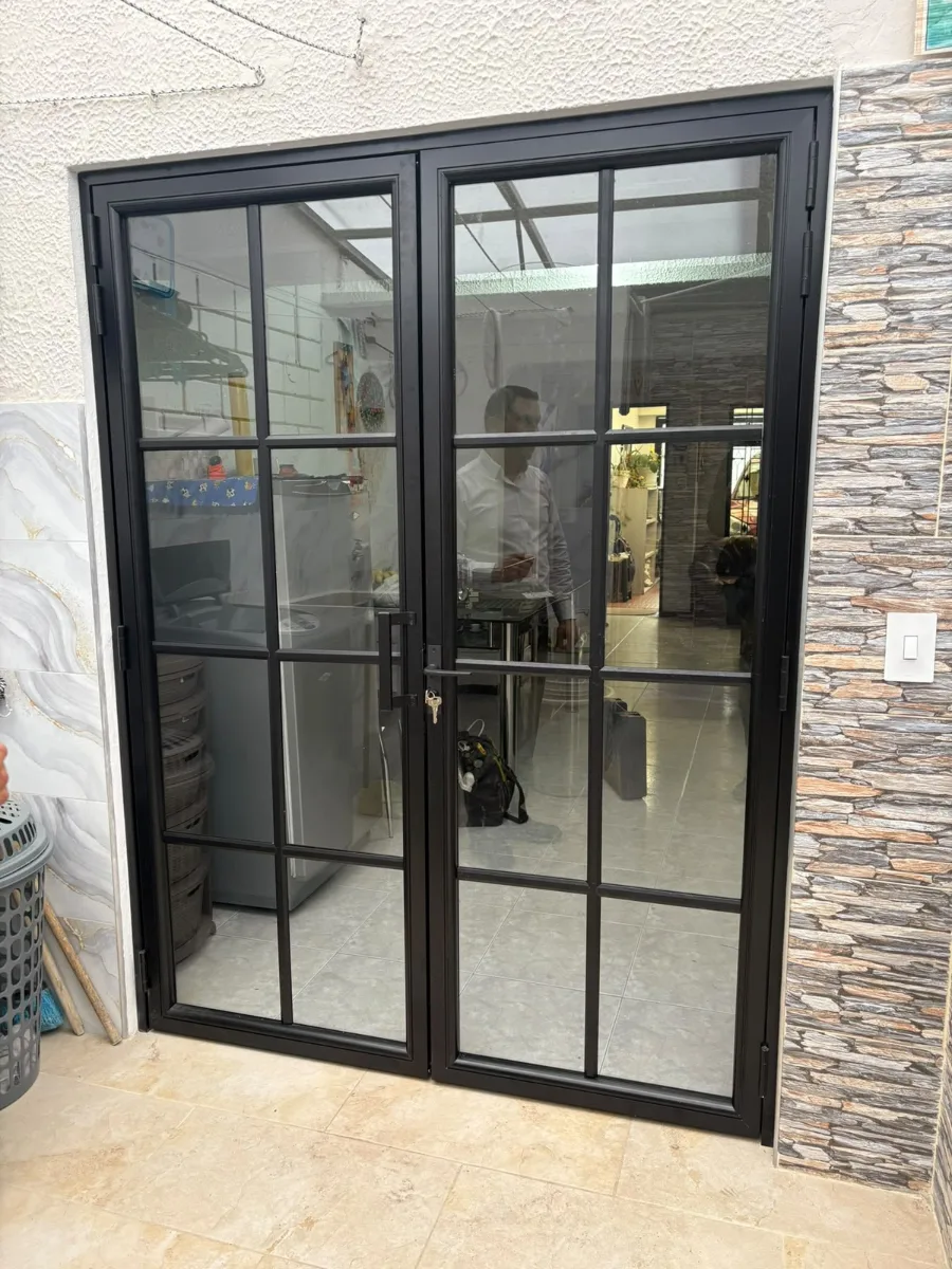 Puerta doble de vidrio con retícula negra