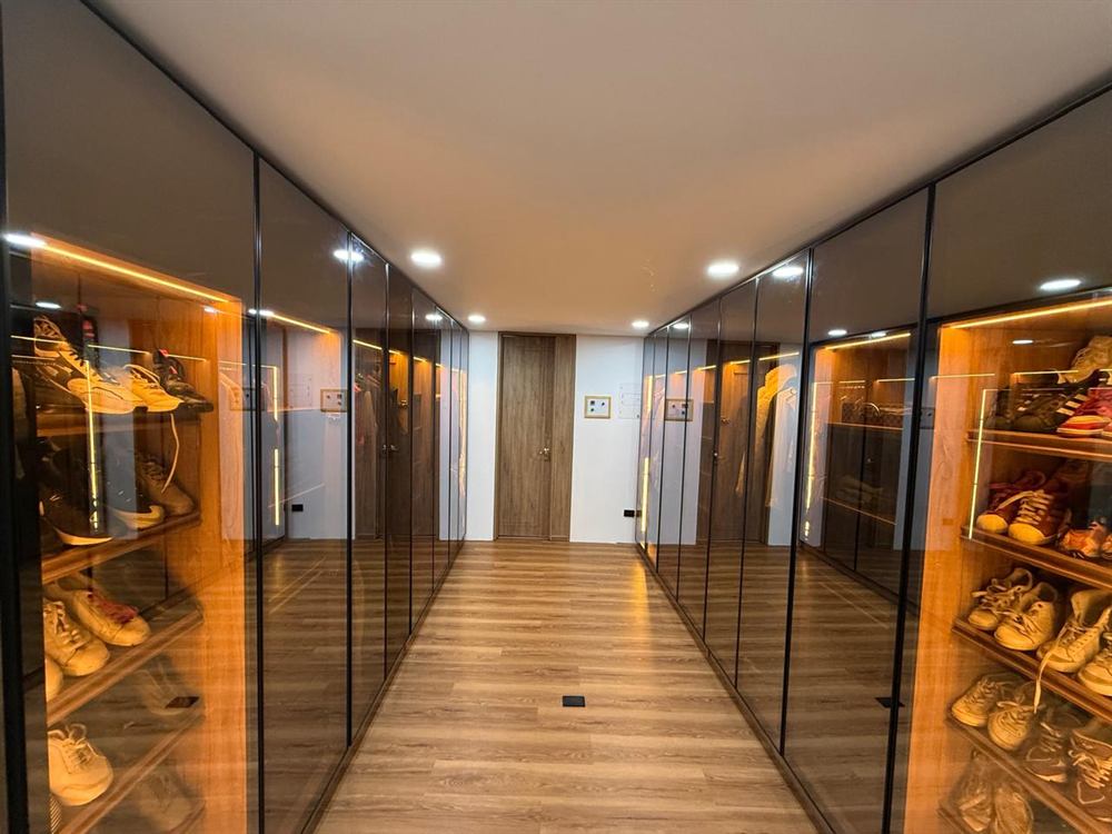 Vestier con puertas de vidrio y luz cálida